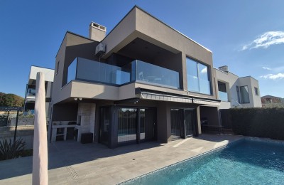 Moderna dvojna vila sa bazenom, samo 500 metara od mora