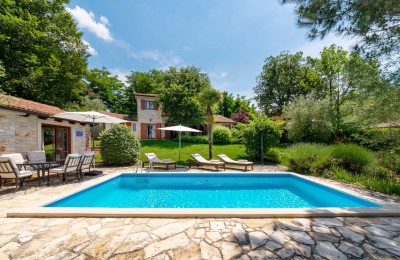 Ekskluziva agencije! Prekrasna kamena vila sa bazenom, okružena zelenilom, 10 km od Poreča
